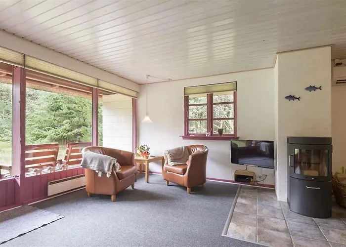 别墅 With Thatched Roof And Calm *