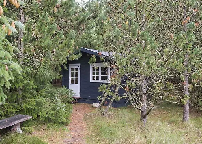 别墅 With Thatched Roof And Calm