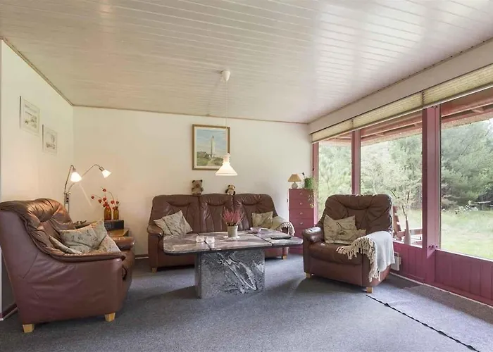 别墅 With Thatched Roof And Calm *